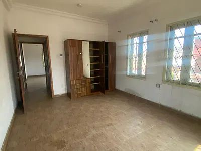 Spacious Standard 2-Bedroom Flat Featuring an Ensuite, Finished with P