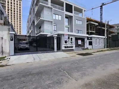 Lovely 5 Bedroom Fully Detached Duplex with Cinema, Gym, Pool