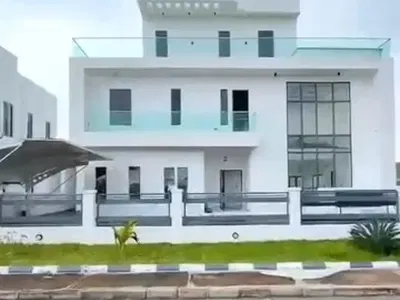 Luxury 5 Bedroom Detached Duplexe