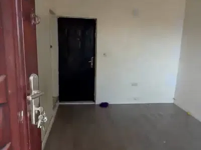 Spacious Decent Mini Flat Upstairs