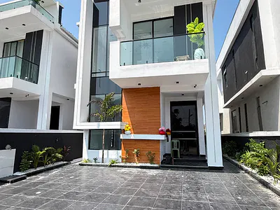 Beautifully Built 5 Bedroom Fully Detached Duplex