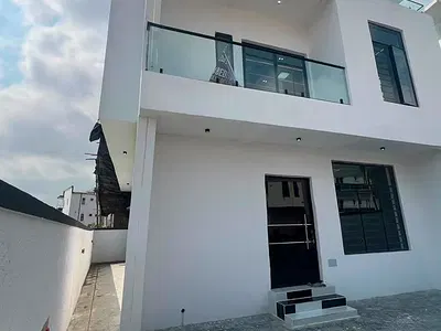 4 Bedroom Fully Detached Duplex with Spacious Living Room