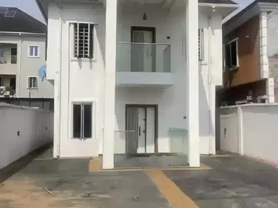 Distress Spacious 4 Bedrooms Detached Duplex with Boyz Quarter