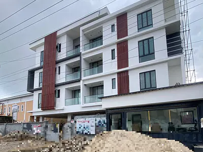 A Highly Desirable 2 Bedroom Apartment with Pool Elevator