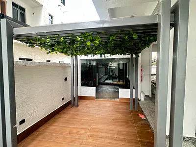 Spacious 2 Bedroom Apartment with Swimming Pool, Elevator & Gym