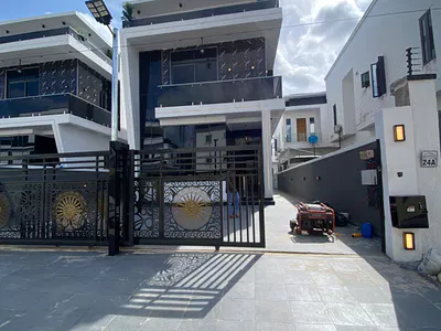 5 Bedroom Fully Detached with Swimming Pool