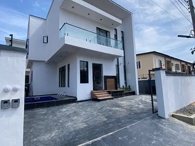 4 Bedroom Detached with Swimming Pool