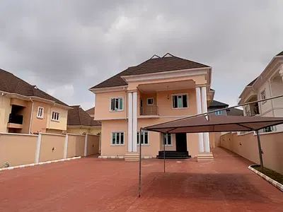 Newly Renovated 5-Bedroom Duplex + BQ