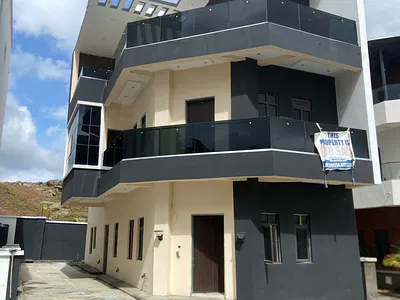 Luxury 4 Bedroom Detached Uplex