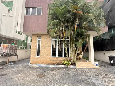 A Spacious 5 Bedroom Detached House with Inbuilt Service Quarters