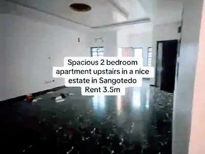 Spacious Tastefully Built 2 Bedroom Flat Upstairs