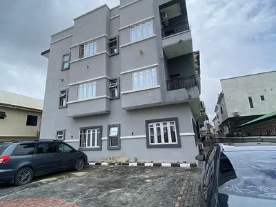 Very Spacious 3 Bedroom Flat with a BQ Upstairs