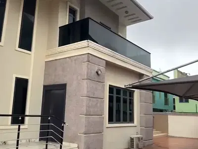 Mordern 5 Bedroom Duplex with a BQ
