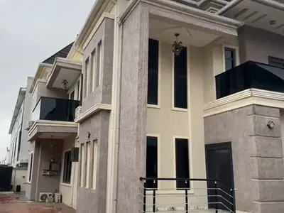 Mordern 5 Bedroom Duplex with a BQ