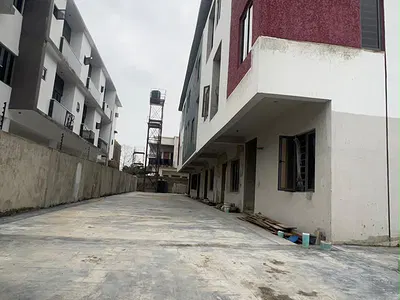 Distress 4bedroom Terrace Duplex