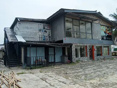 6 Bedrooms Commercial Property