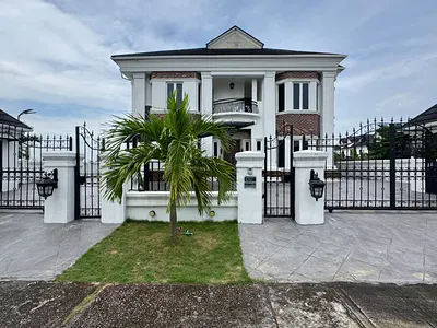 Victorian 5 Bedroom Detached Duplex