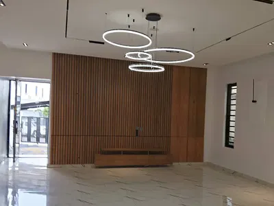 Contemporary & Spacious 5 Bedroom Fully Detached