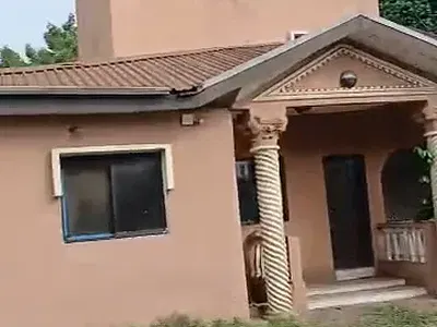 Well Maintained 5 Bedroom Detached Duplex
