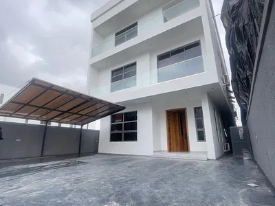 Water View Luxury 6 Bedroom with Cinema, Pool, Installed Acs and 2BQ
