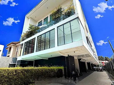 Contemporary 4 Bedroom Duplex with Pool & BQ