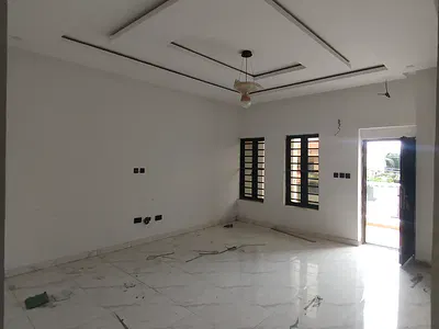 Exquisite 2 Bedroom Flat Upstairs
