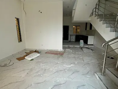 Modern 4 Bedroom Semi-Detached House