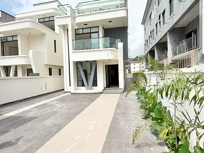Modern 5 Bedroom Fully Detached Duplex