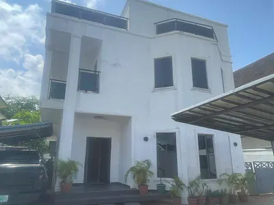 Luxury 6-Bedroom Detached House with Penthouse