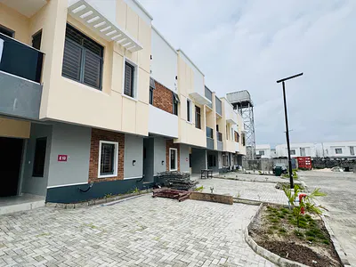 Beautiful 4-Bedroom Terrace Townhouse with BQ
