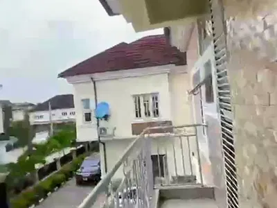 Tasteful 2 Bedroom Flat Upstairs