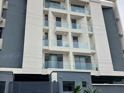 3 Bedroom En-Suite Flat with Fitted Kitchen, Cooker, Heat Extractor,