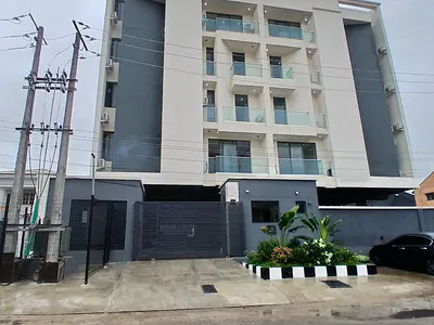 2 Bedroom En-Suite Flat with Fitted Kitchen, Cooker, Heat Extractor,