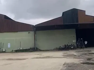 A 3 Bay Warehouses Available