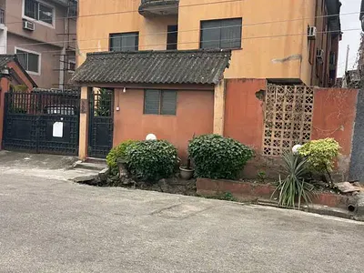 A Block of Six Flat of 3bedrooms on 630square Meters of Land