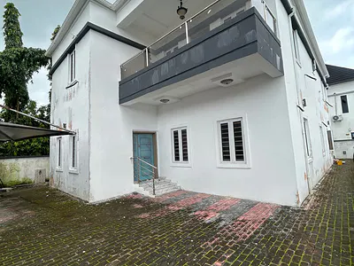 Well Maintained and Spacious 5bedroom Detached with a BQ