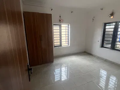 Luxury Beautiful 2 Bedroom Flat Downstairs