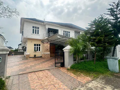 Distress 5 Bedroom Semi Detached Duplex with BQ