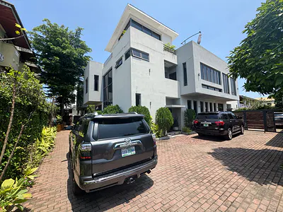 A Serviced 4 Bedroom Duplex with BQ.