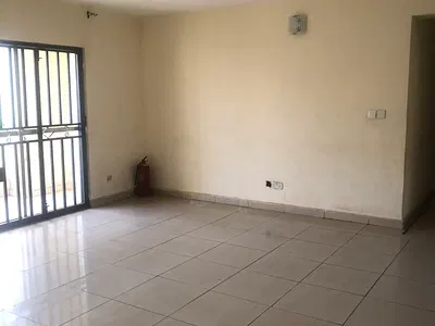 Spacious Ground-Floor 4-Bedroom Flat in an Estate