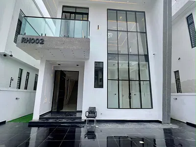 Stunning 5 Bedroom Detached Duplex with Pool
