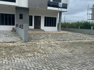 Luxury 4-Bedroom Terraced Duplex in a Quiet and Serene Environment