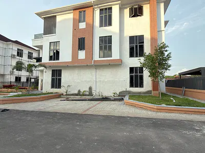 Furnished 5 Beds Pool 500SQM Elevator Solar Inverter System