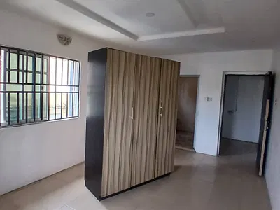 Very Clean and Spacious 2 Bedroom Upstairs