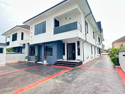 Uniquely-Built 5bed with Pool, Solar, BQ & Garden