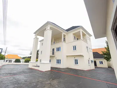 10 Units of Apartment Suitable for Commercial Use