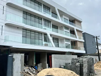 Bespoke 2 Bed Apartment with Pool, Gym, Elevator &wide Balconies