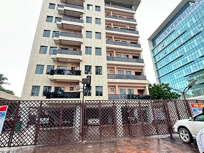 Spacious 2 Bedroom Penthouse with Elevator, Rooftop Lounge; Furnished