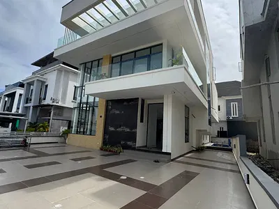 5 Bedroom Fully Detached Duplex with Spacious Living Room