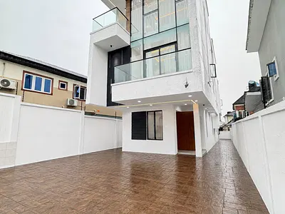 Well Finished 5 Bedroom Duplex with Swimming Pool